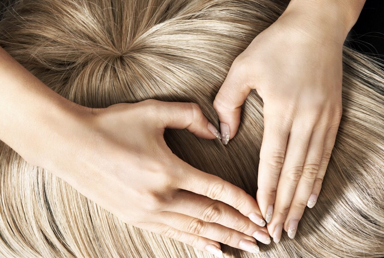 Heart sign on the blond hairpiece